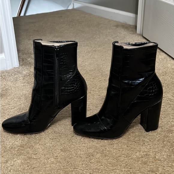 Pattern leather black snakeskin booties - Picture 1 of 5